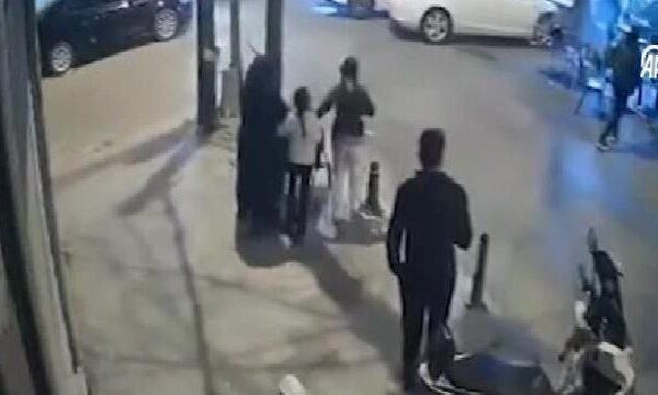 Bayrampaşa’da iki otomobilin çarpıştığı trafik kazası güvenlik kamerasında haberi