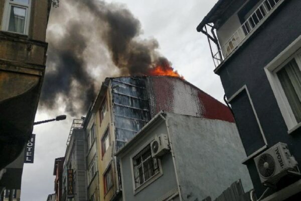 Beyoğlu’nda çöpleri yakan kişi 4 katlı binada yangına neden oldu haberi