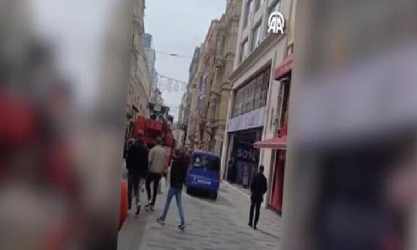Beyoğlu’nda tarihi pasajda çıkan yangına müdahale ediliyor haberi