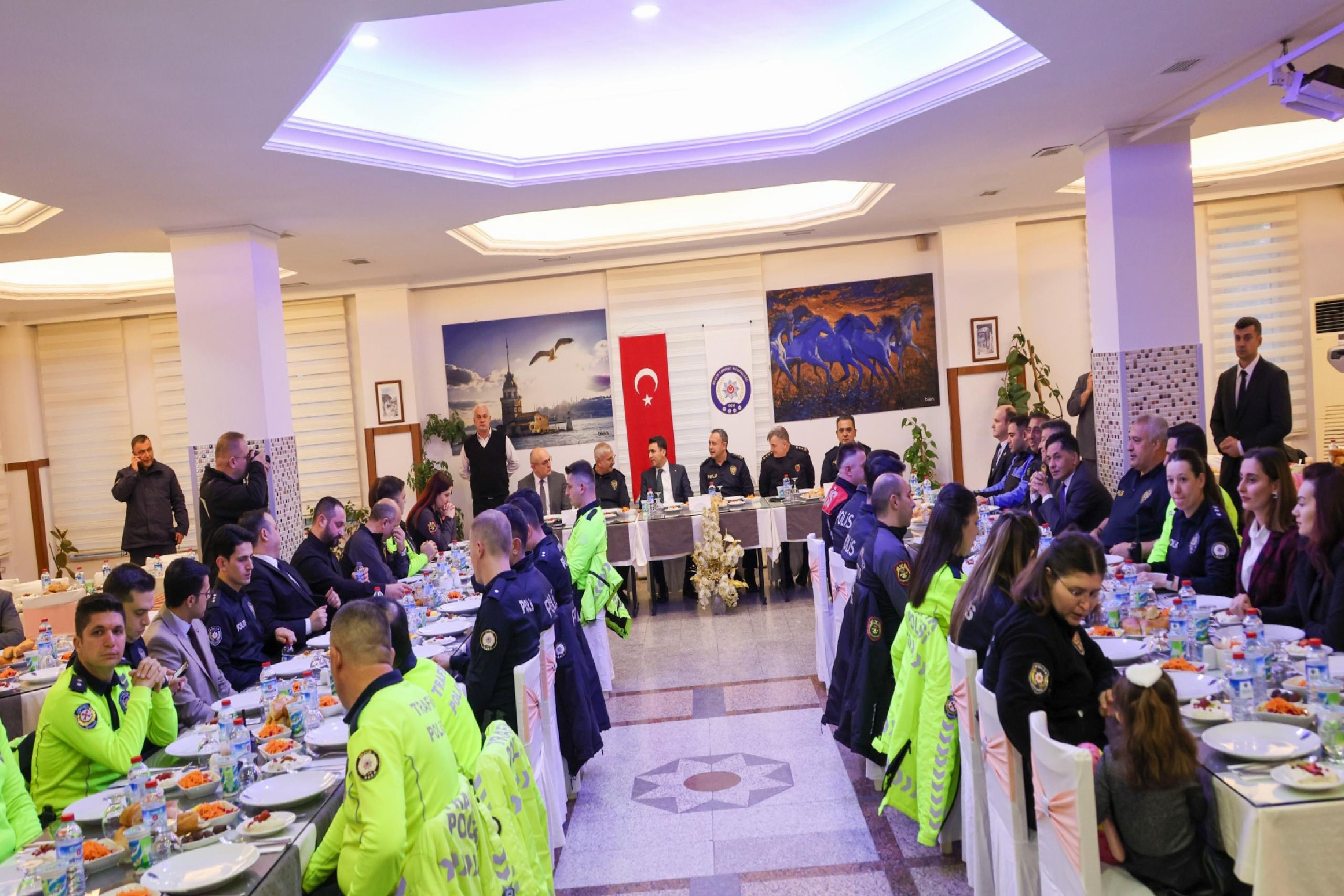 bilecik-valisi-aygol-emniyet-personeliyle-iftar-yapti-haberi-CSW9FwQL.jpg