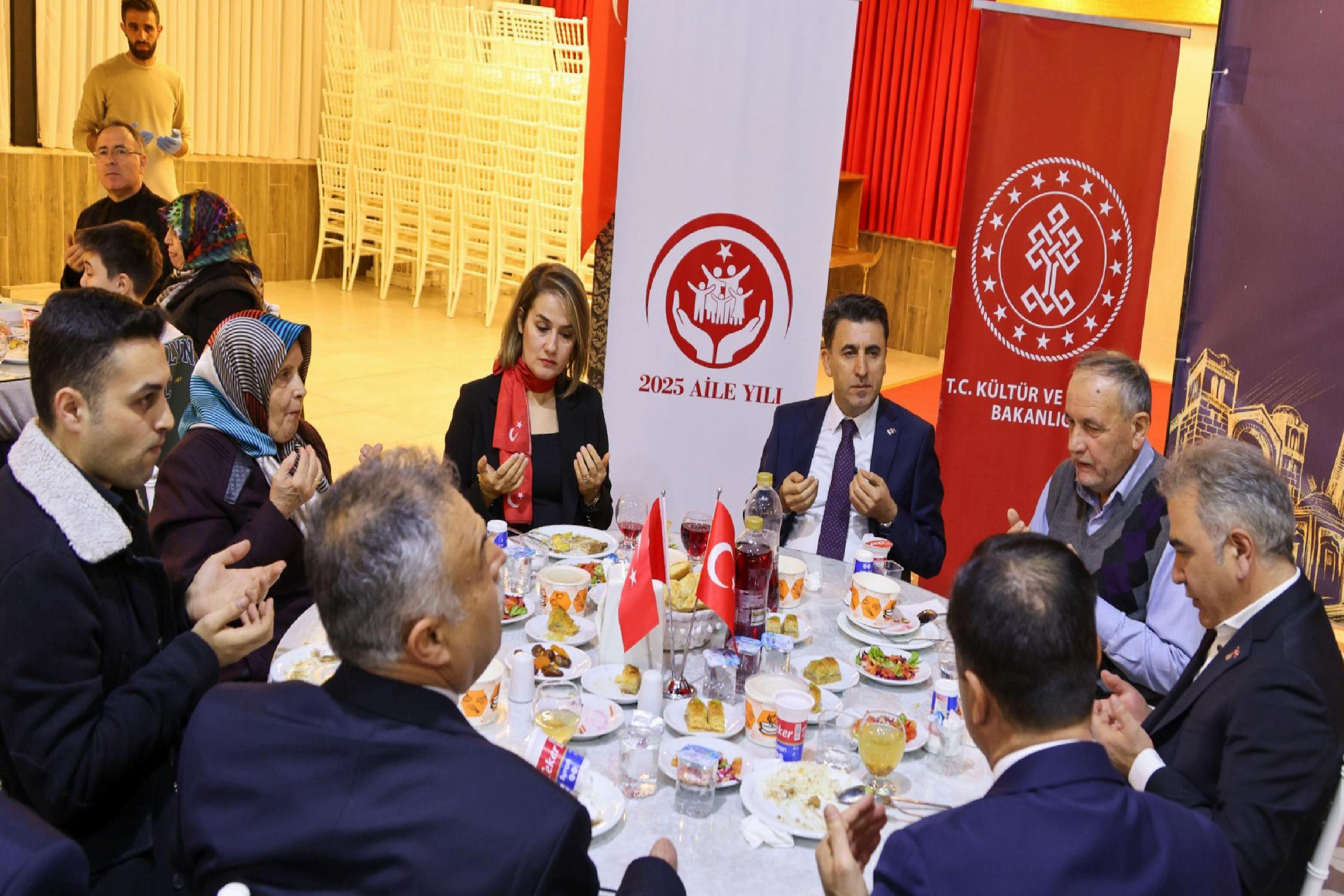 bilecik-valisi-aygol-sehit-aileleri-ve-gazilerle-iftarda-bulustu-haberi-t7ZUfLaK.jpg