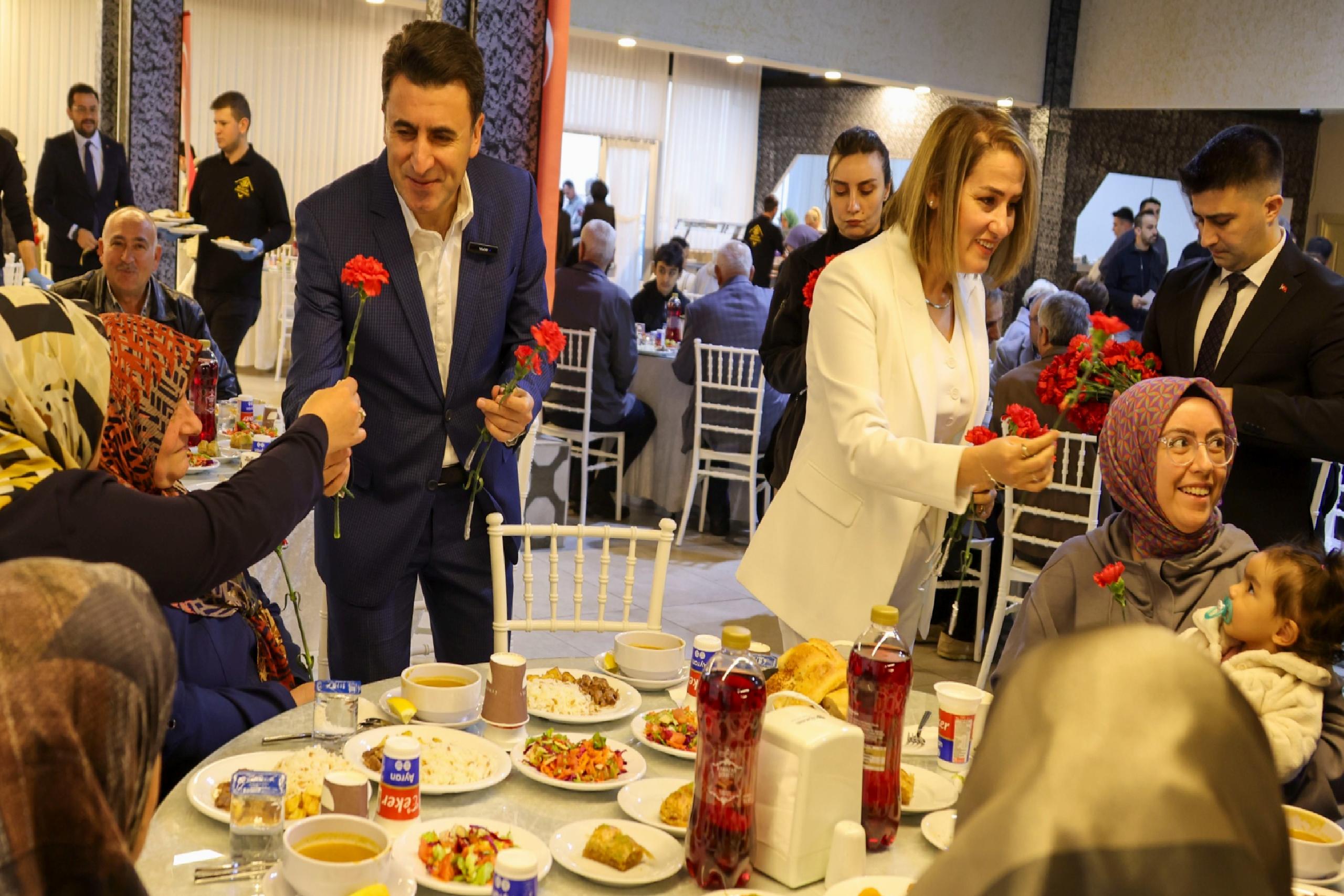 bilecik-valisi-aygol-uzun-yillardir-evli-ciftlerle-iftarda-bulustu-haberi-pkyMIbMP.jpg