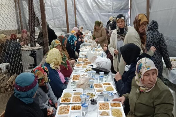 Bilecik’te köylüler 27 yıldır sırayla kurdukları iftar sofralarında buluşuyor haberi