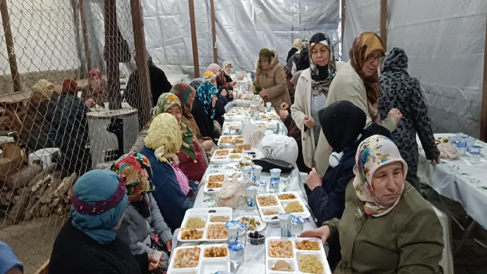 bilecikte-koyluler-27-yildir-sirayla-kurduklari-iftar-sofralarinda-bulusuyor-haberi-RMJD6ALL.jpg