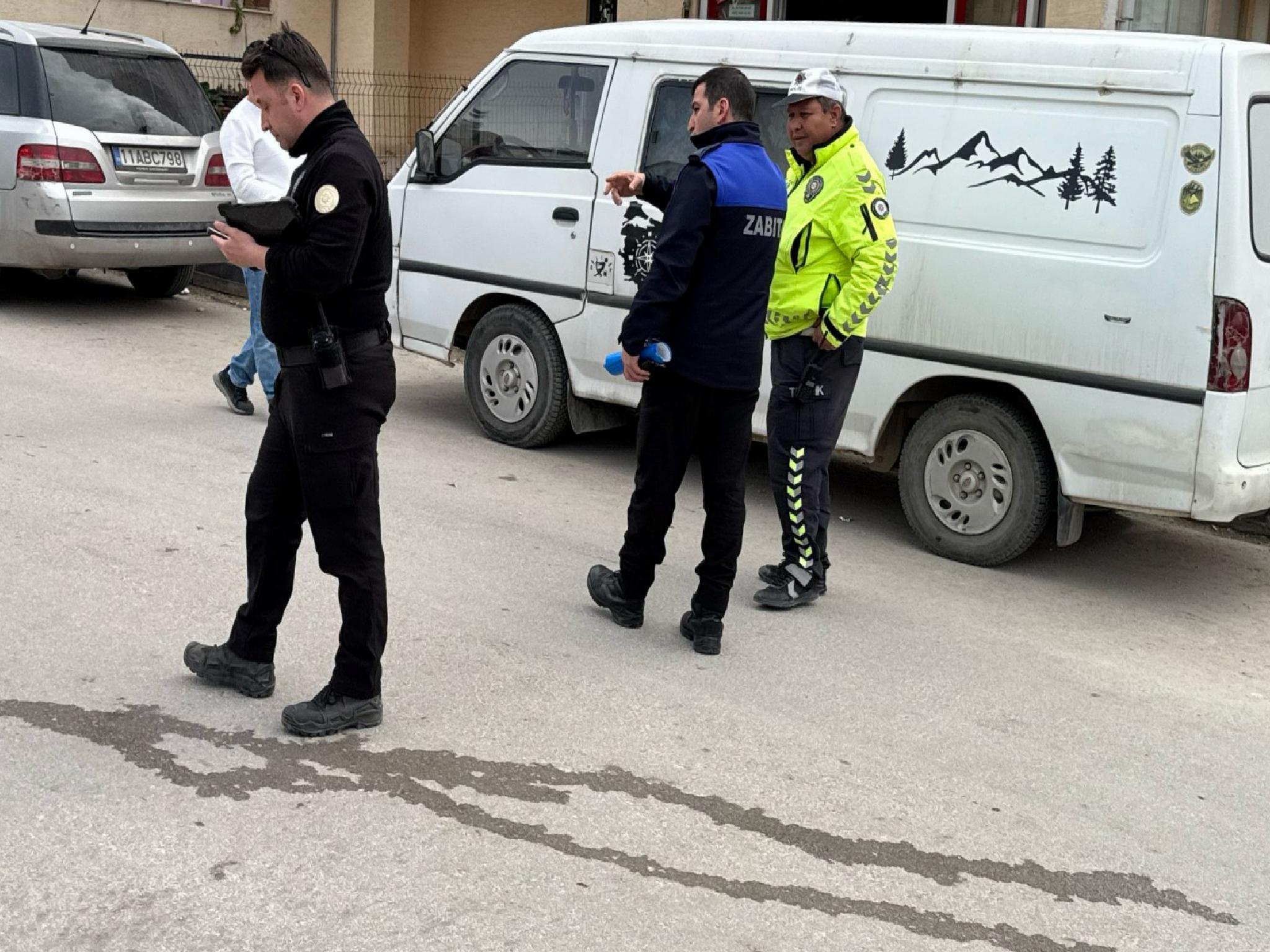 bilecikte-otomobilin-carptigi-cocuk-yaralandi-haberi-yxTuhg6T.jpg