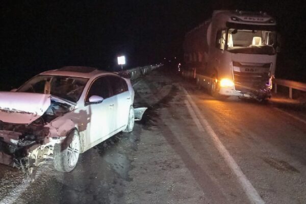 Bilecik’te tır ile otomobilin çarpıştığı kazada 1 kişi öldü, 2 kişi yaralandı haberi