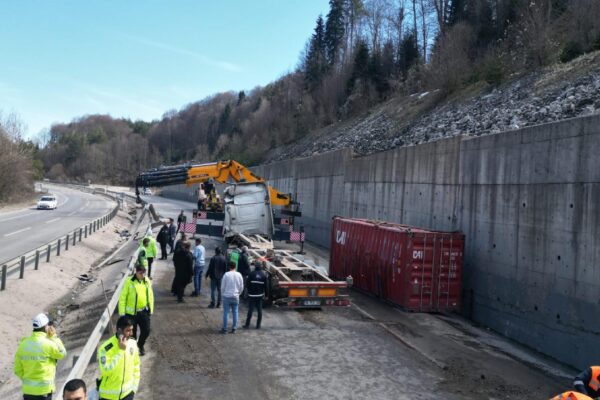 Bilecik’te tırın devrildiği kaza ulaşımda aksamaya neden oldu haberi