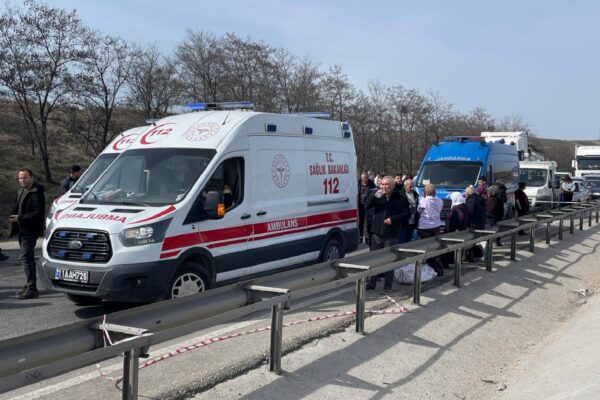 Bilecik’te tırın yolcu otobüsüne arkadan çarptığı kazada çok sayıda kişi yaralandı haberi