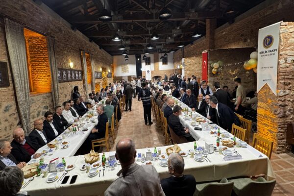 Birlik Vakfı Bursa Şubesi’nce iftar verildi haberi