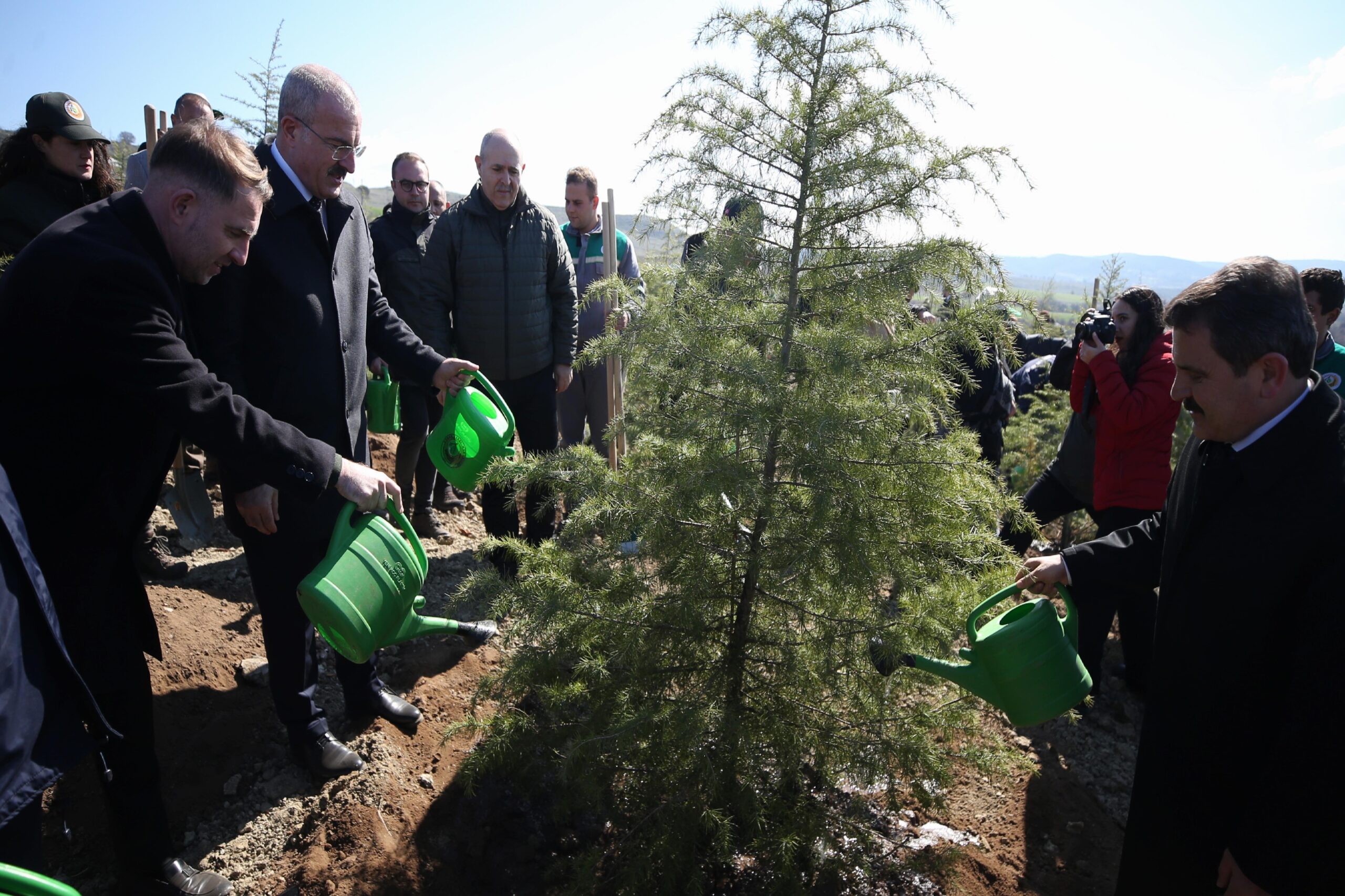 bursa-ve-cevre-illerde-27-bini-askin-fidan-toprakla-bulusturuldu-haberi-VDELyD7q.jpg