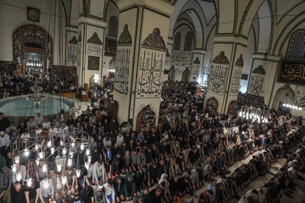 Bursa ve çevre illerde Kadir Gecesi dualarla idrak edildi haberi