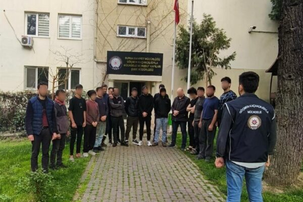 Bursa’da 19 yabancı uyrukluyu izinsiz çalıştıran 2 şüpheli yakalandı haberi