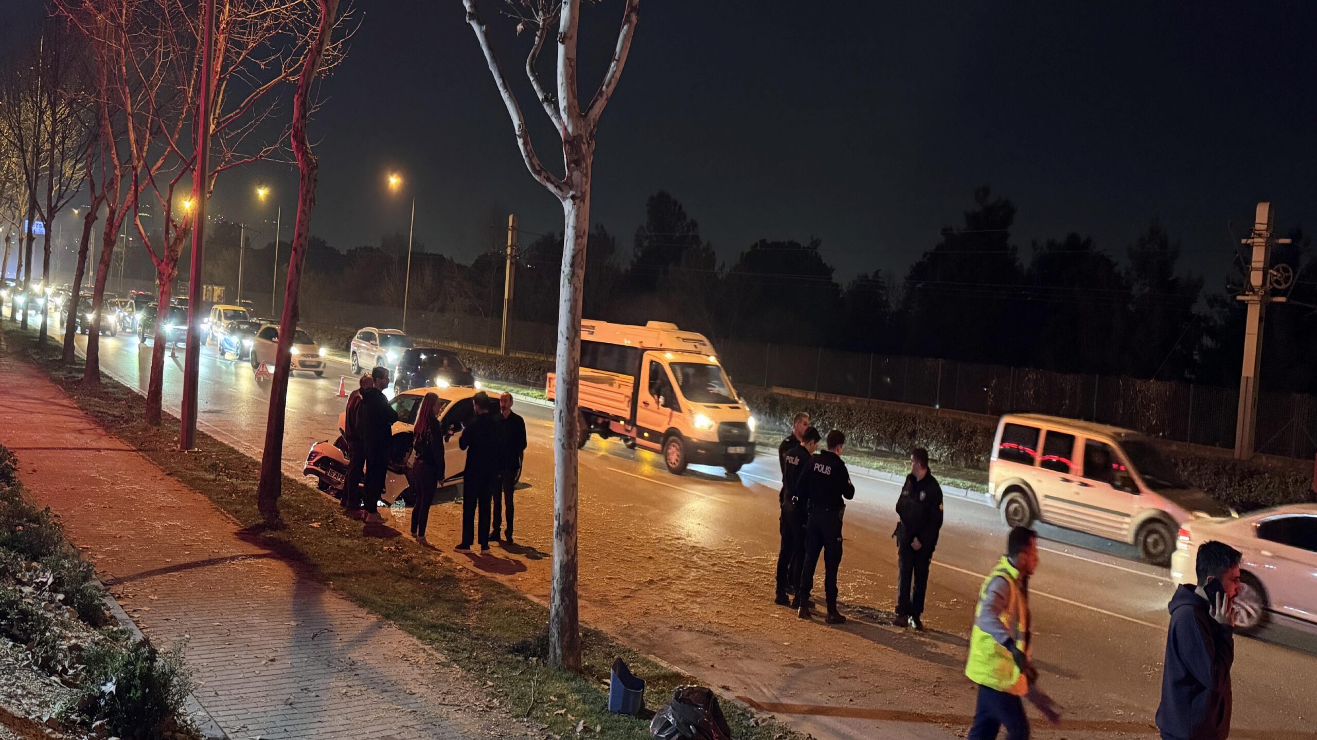 bursada-3-aracin-karistigi-zincirleme-trafik-kazasinda-5-kisi-yaralandi-haberi-II19AAGE.jpg