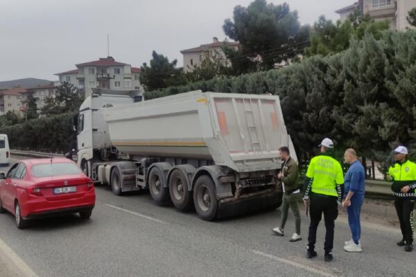 Bursa’da ambulansın kamyona çarptığı kazada 2 kişi yaralandı haberi