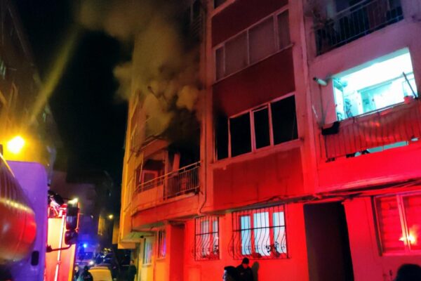 Bursa’da apartman dairesinde çıkan yangında 5 kişi dumandan etkilendi haberi