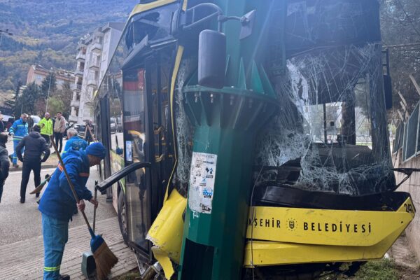 Bursa’da aydınlatma direğine çarpan halk otobüsündeki 8 kişi yaralandı haberi