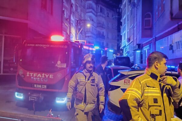 Bursa’da birlikte yaşadığı kadını benzinle yakmak istediği iddia edilen kişi yakalandı haberi