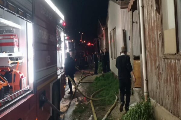 Bursa’da çıkan yangında 18 ahşap baraka kullanılamaz hale geldi haberi