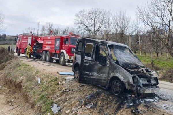 Bursa’da hafif ticari araçta çıkan yangın söndürüldü haberi