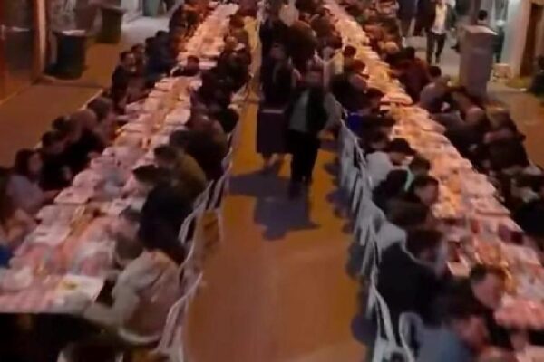 Bursa’da iki mahallenin gençleri tarafından düzenlenen iftara yaklaşık 2 bin kişi katıldı haberi
