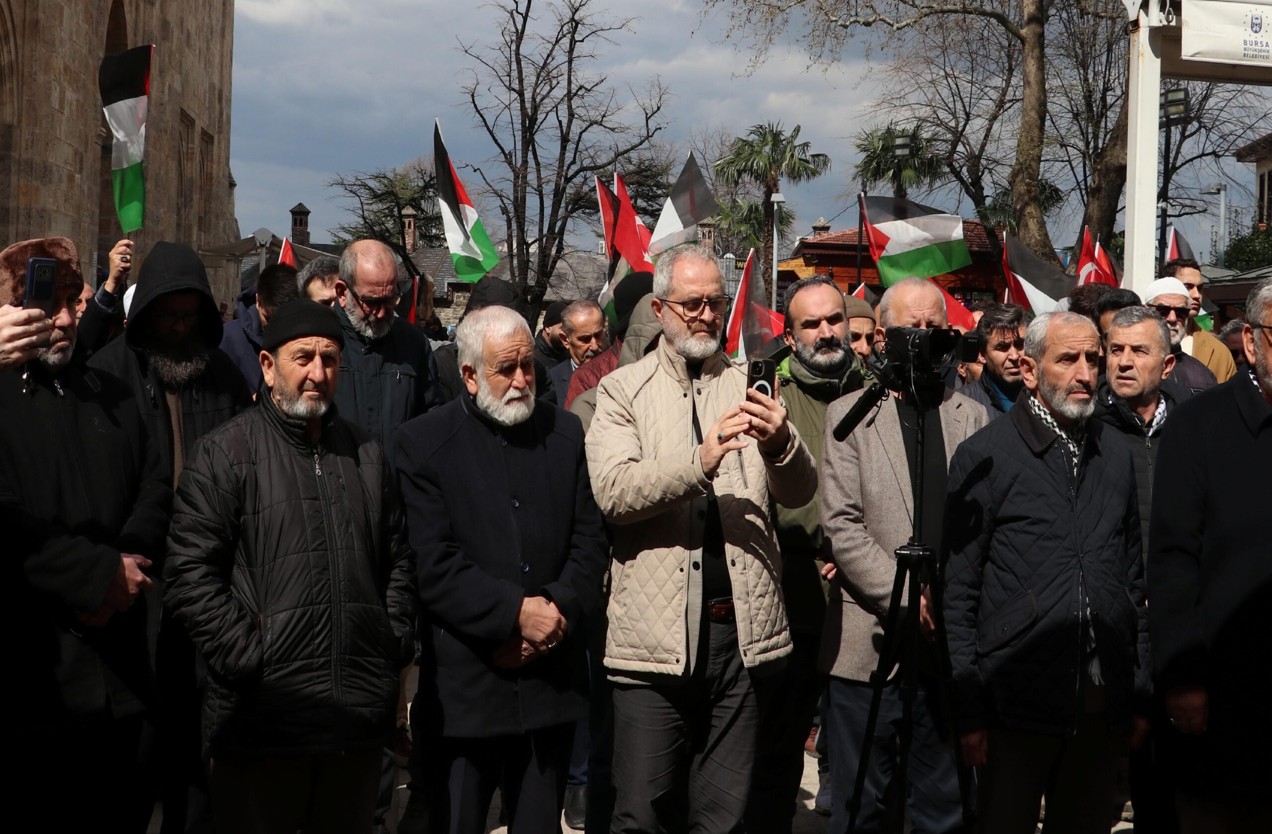bursada-israilin-saldirilarinda-hayatini-kaybedenler-icin-giyabi-cenaze-namazi-kilindi-haberi-bJrkge3M.jpg