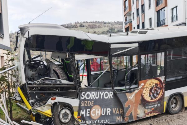 Bursa’da istinat duvarını aşarak site bahçesine düşen halk otobüsünün şoförü yaralandı haberi