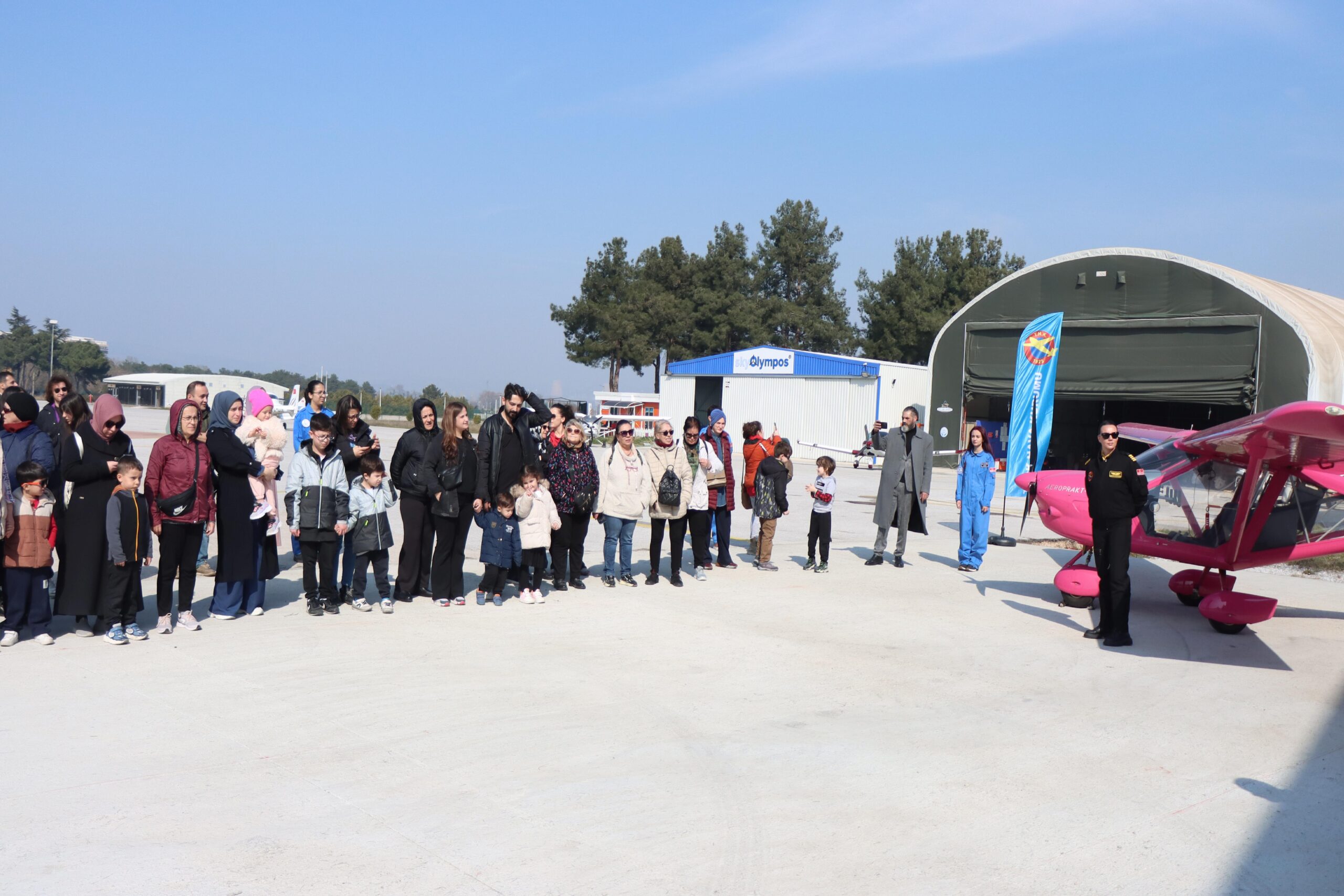 bursada-kadinlar-ve-cocuklar-pembe-kagit-ucak-ucurdu-haberi-KPH5qEem.jpg