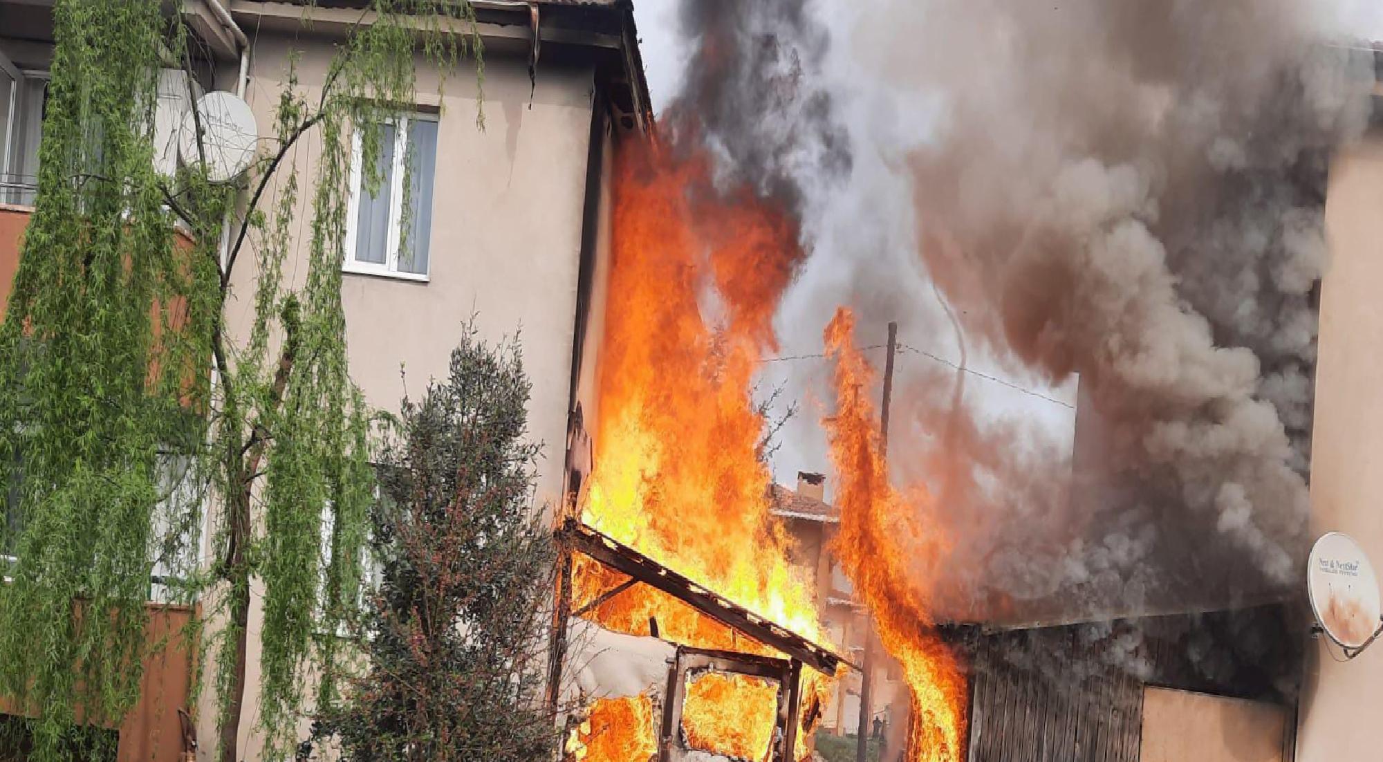 bursada-komurlukte-cikan-yangin-sonduruldu-haberi-75ArWIBn.jpg