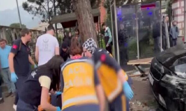 Bursa’da otomobil durakta bekleyenlere çarptı, 6 kişi yaralandı haberi