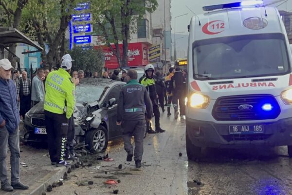 Bursa’da otomobilin durakta bekleyenlere çarptığı kazada yaralananlardan biri öldü haberi