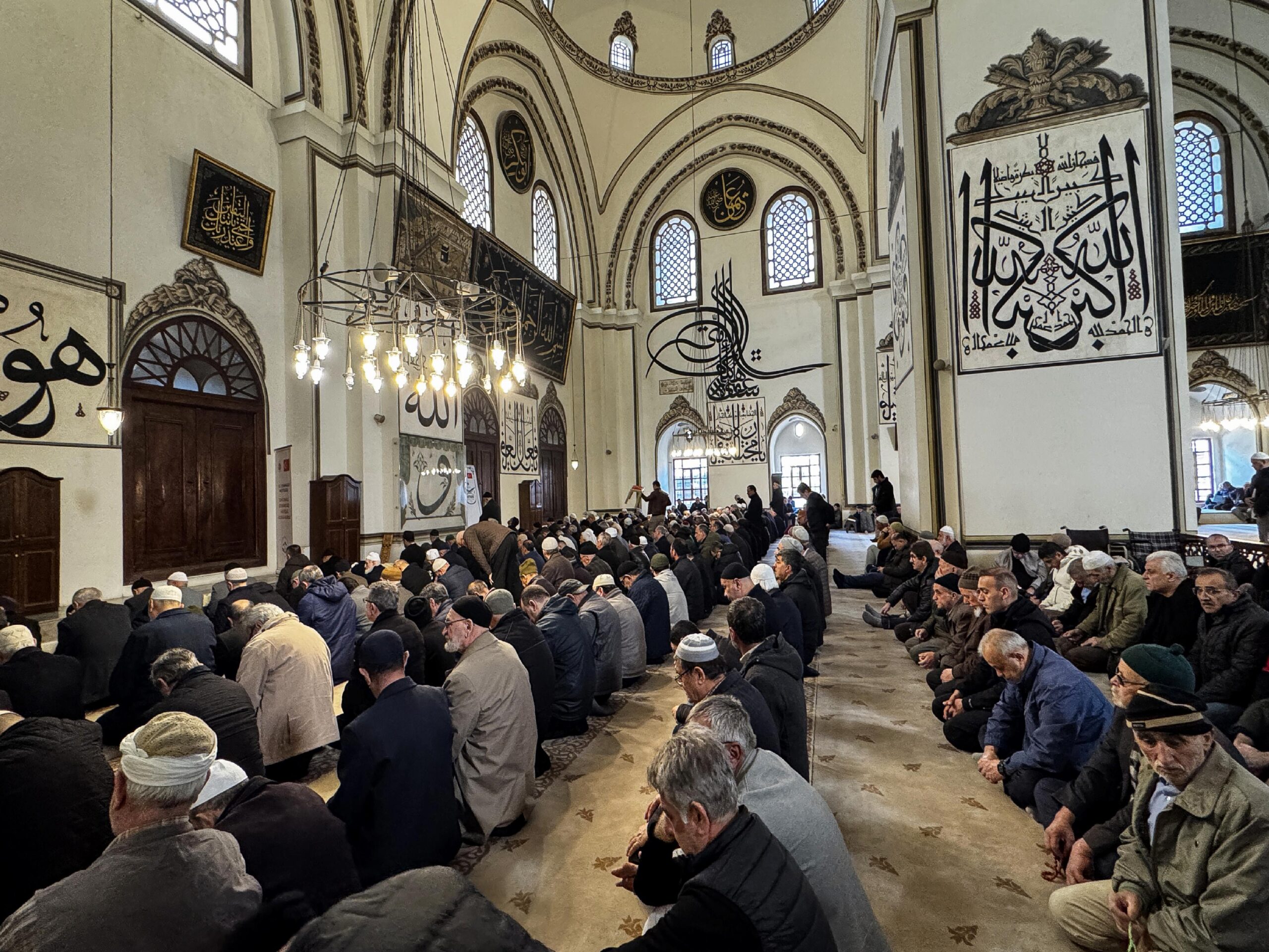 bursada-ramazan-ayinin-ilk-cuma-namazi-kilindi-haberi-byQIdxGW.jpg
