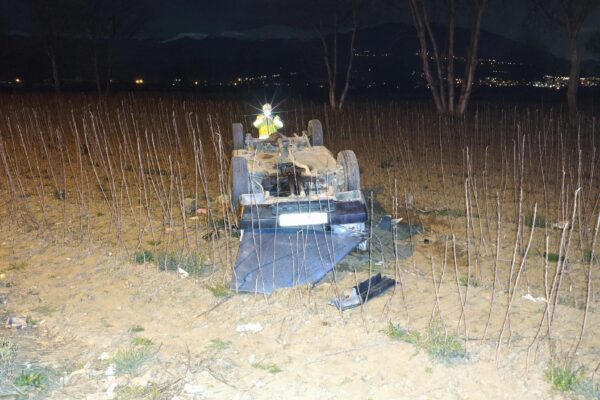 Bursa’da yoldan çıkıp tarlaya devrilen otomobildeki sürücü yaralandı haberi