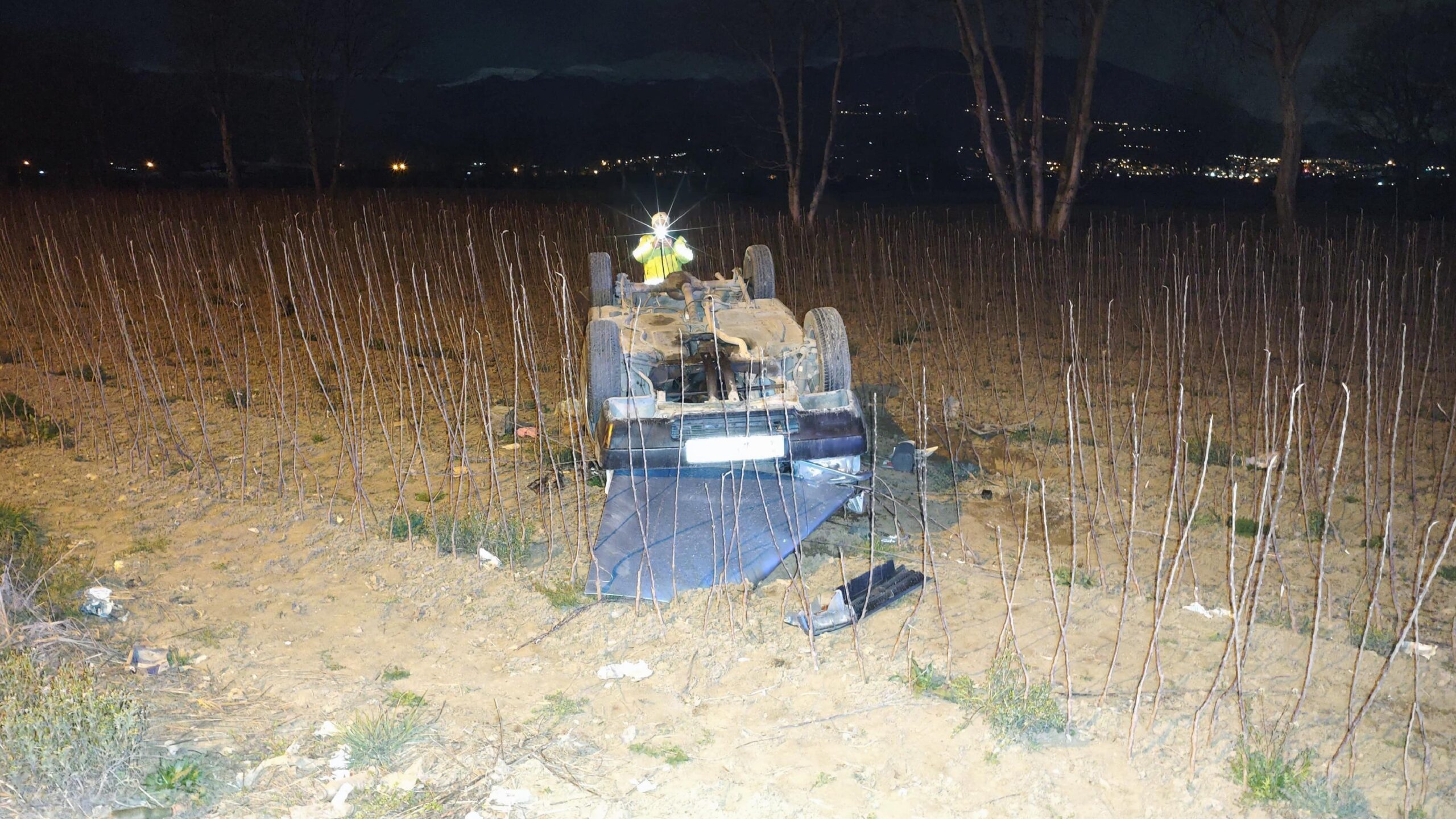 bursada-yoldan-cikip-tarlaya-devrilen-otomobildeki-surucu-yaralandi-haberi-7W2iMEQH.jpg