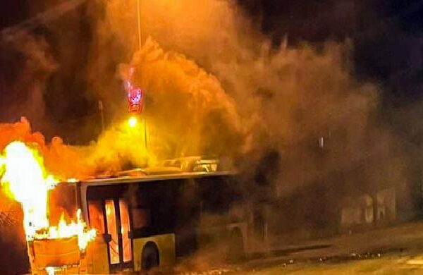 Büyükçekmece’de park halindeki İETT otobüsü yandı haberi