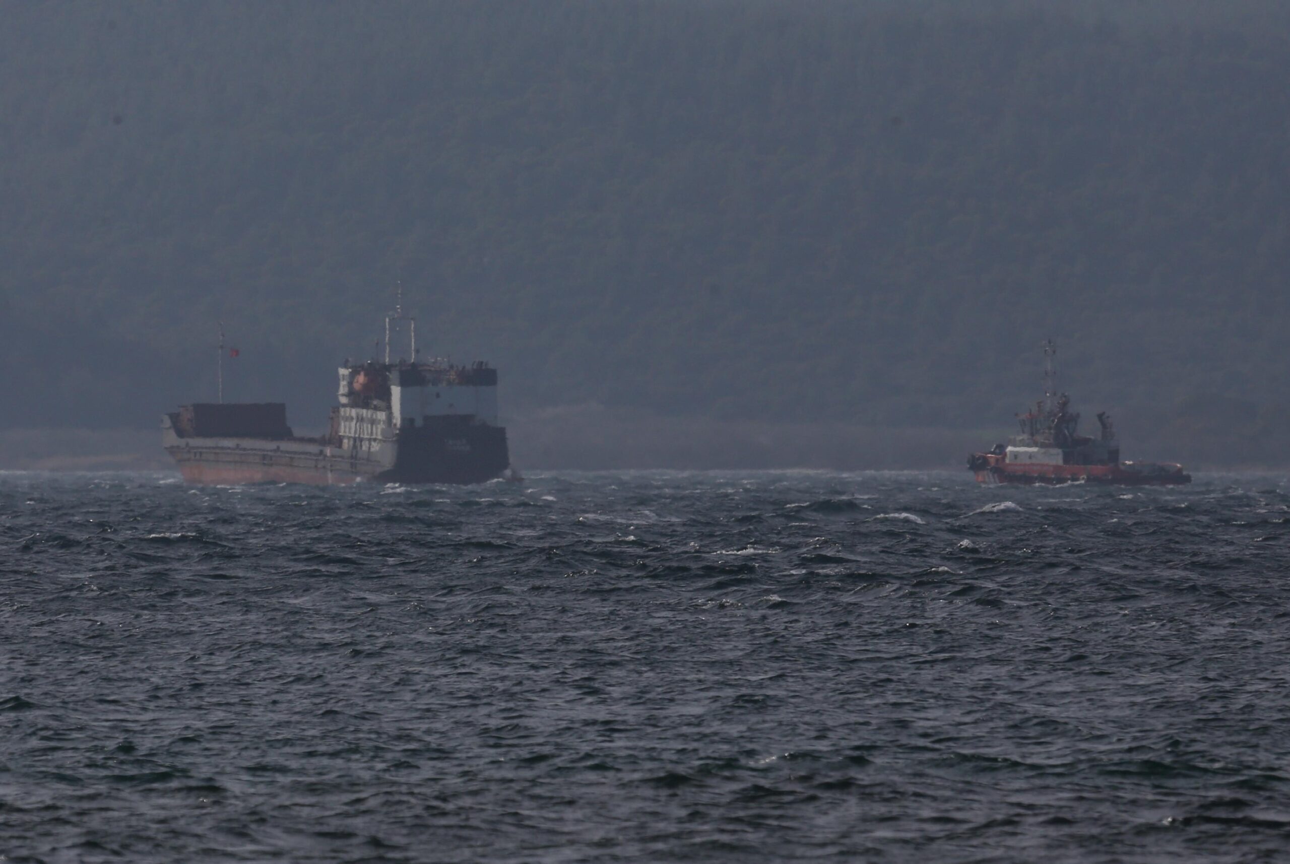 canakkale-bogazinda-arizalanan-gemi-guvenli-bolgeye-demirletildi-haberi-753t137s.jpg