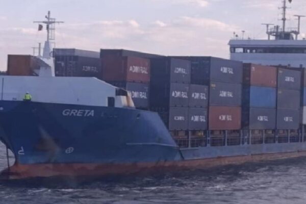 Çanakkale Boğazı’nda arıza yapan gemi güvenli bölgeye demirletildi