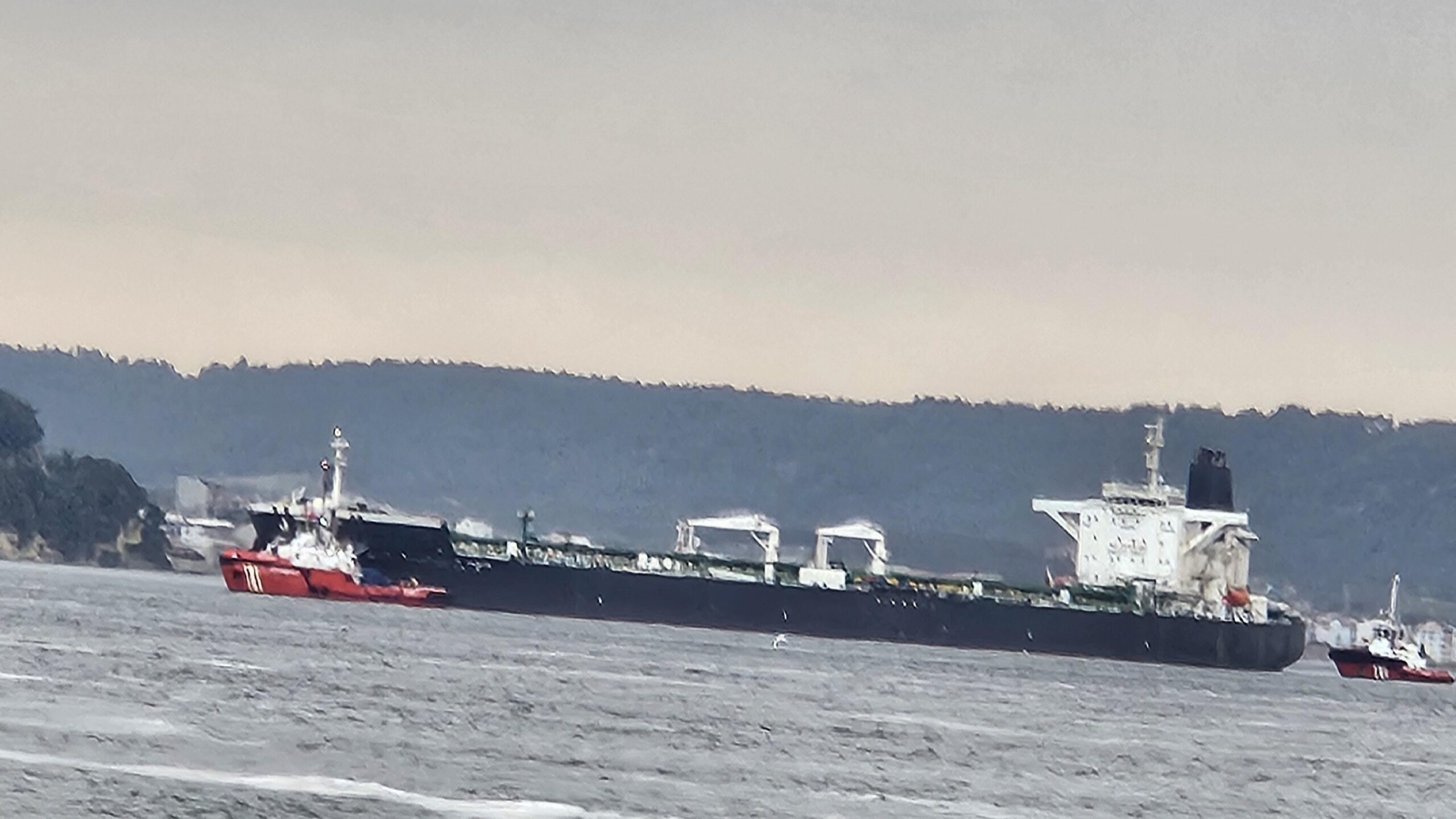 canakkale-bogazinda-arizalanan-tanker-guvenli-bolgeye-demirletildi-haberi-18hpZTzW.jpg