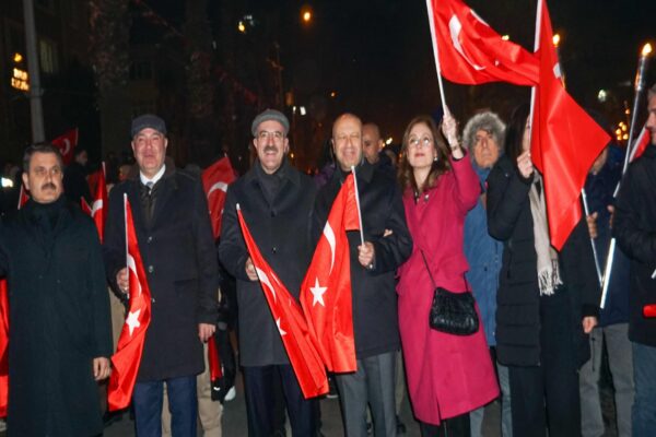 Çanakkale Deniz Zaferi’nin 110. yıl dönümünde fener alayı düzenlendi haberi