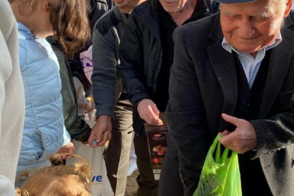 Çanakkale’de çocuklara köy meydanında şeker dağıtma geleneği yeniden yaşatıldı haberi