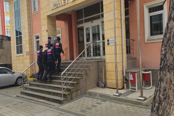 Çanakkale’de köy camisinin tarihi halılarını çalan 2 zanlı tutuklandı haberi