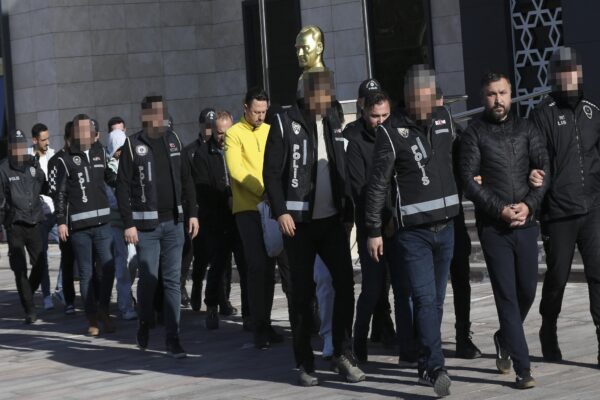 Çanakkale’de otelde balyozlu ve bıçaklı kavgaya karışan 10 zanlı yakalandı haberi