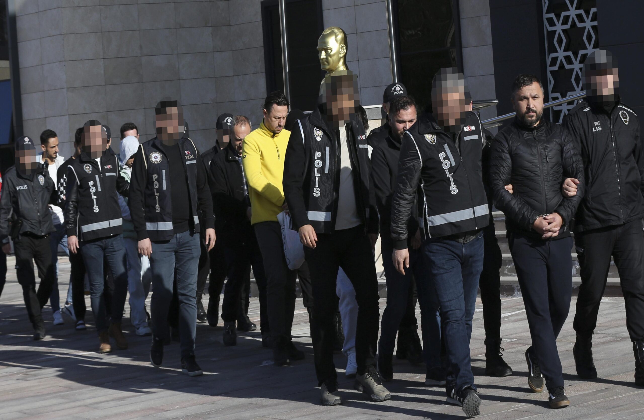 canakkalede-otelde-balyozlu-ve-bicakli-kavgaya-karisan-10-zanli-yakalandi-haberi-Yd2zdsMi.jpg