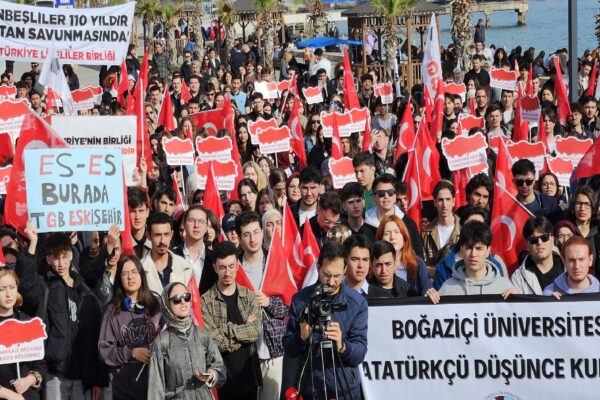 Çanakkale’de “Şehitlere Saygı Mitingi” düzenledi haberi