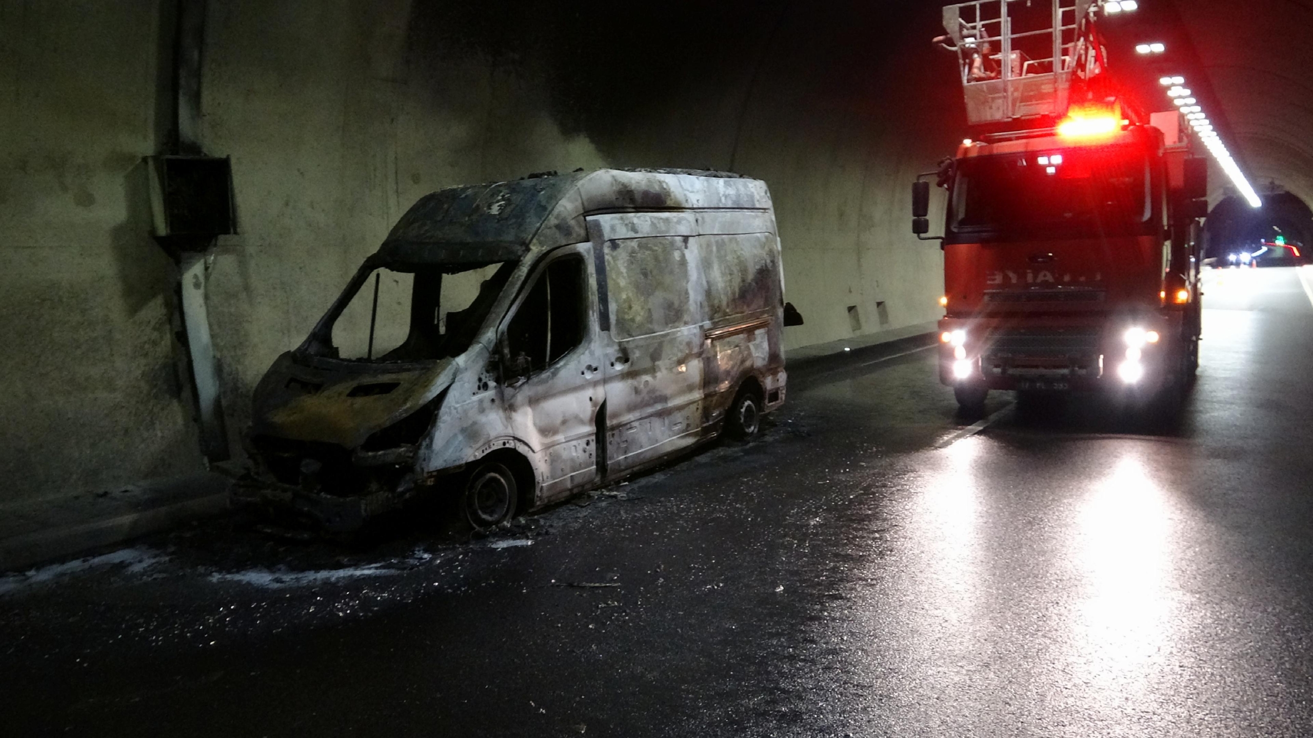 canakkalede-yanan-ambulans-kullanilamaz-hale-geldi-haberi-qFGDmP9D.jpg