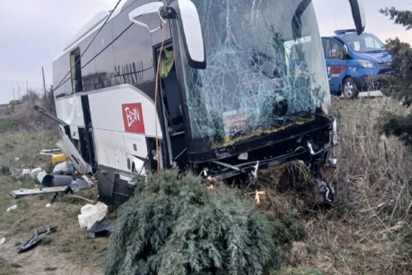 Çanakkale’de yoldan çıkıp boş araziye giren tur otobüsündeki 11 kişi yaralandı haberi