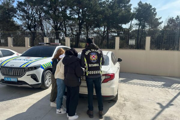 Çekmeköy’de motosiklete 4 kişi binerek trafik güvenliğini tehlikeye düşürenlere para cezası verildi haberi