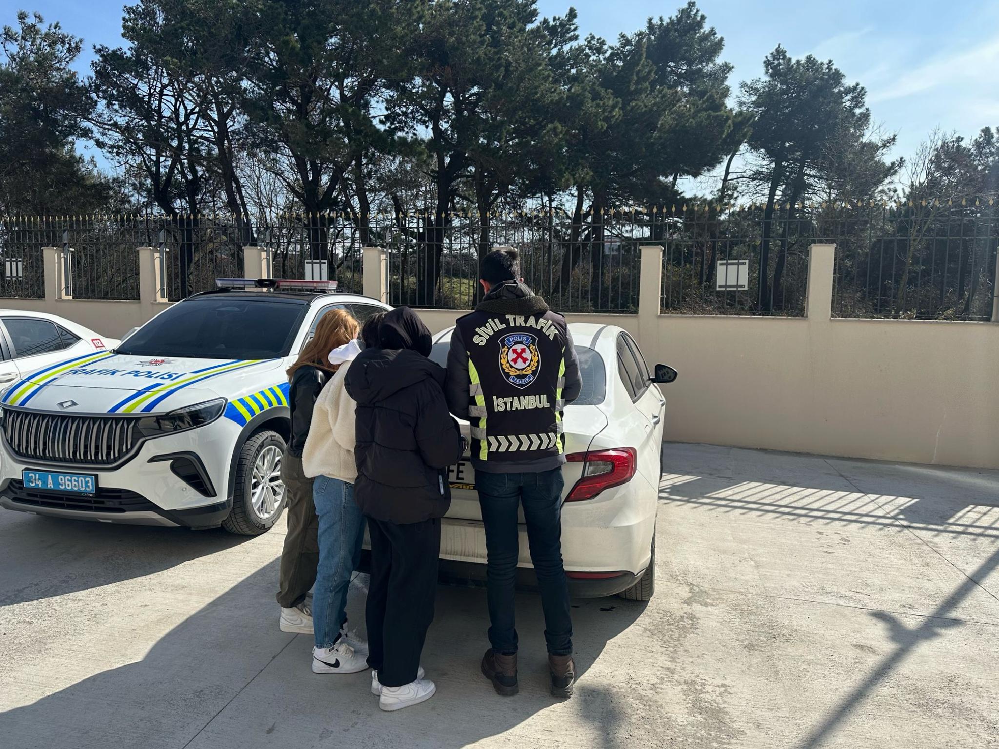 cekmekoyde-motosiklete-4-kisi-binerek-trafik-guvenligini-tehlikeye-dusurenlere-para-cezasi-verildi-haberi-at17CXFI.jpg