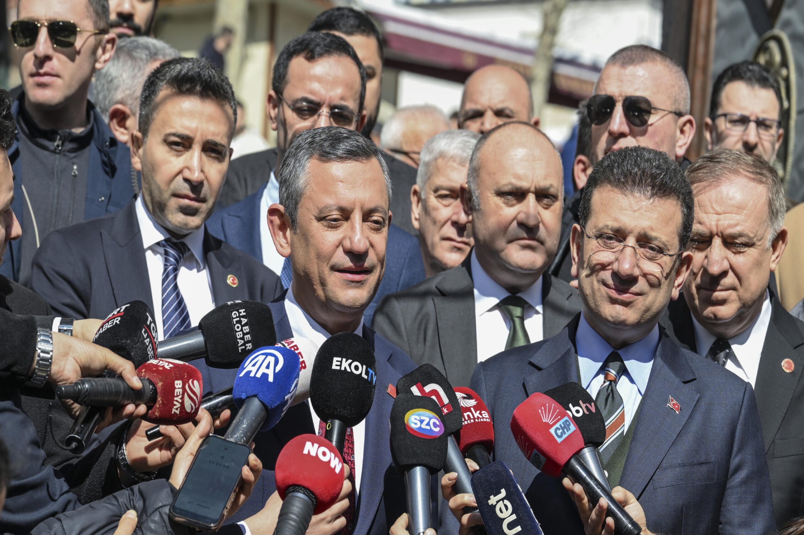 chp-genel-baskani-ozel-cuma-namazini-hirka-i-serif-camisinde-kildi-haberi-6ANDSXgl.jpg