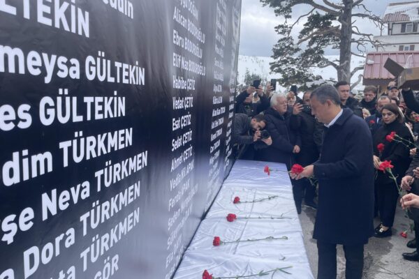 CHP Genel Başkanı Özel, Kartalkaya’daki yangında hayatını kaybedenleri anma töreninde konuştu: haberi