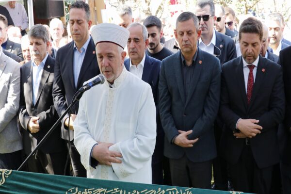 CHP Genel Başkanı Özel, Kocaeli’de cenaze törenine katıldı haberi